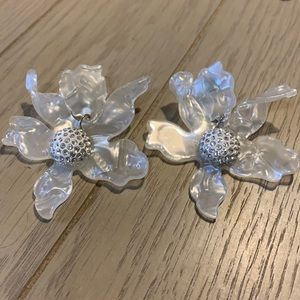 Woman’s. Lillies white earrings.